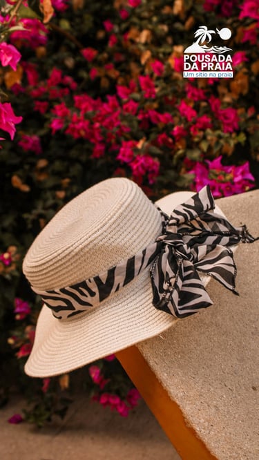 Chapéu de sol com flores bougainvillea ao fundo